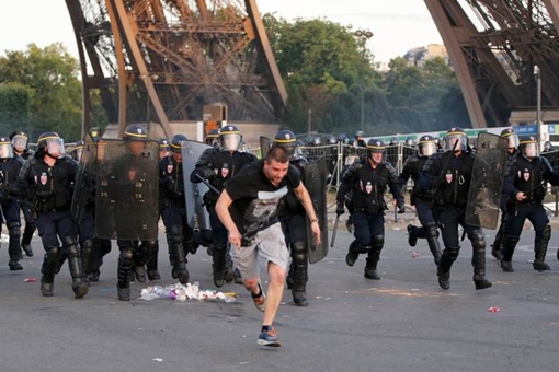 Tháp Eiffel đóng cửa vì bạo loạn