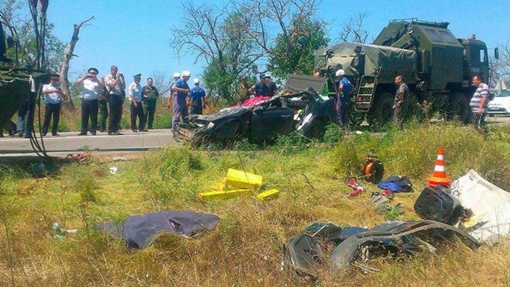 (HY HỮU) "Xế hộp" đối đầu xe thiết giáp, 2 người thiệt mạng