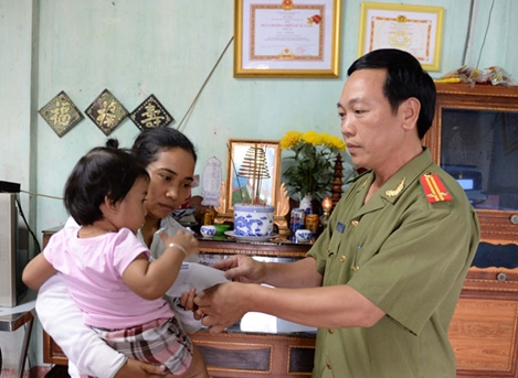 “Mẹ ơi! Sao khuya rồi mà ba không về?”