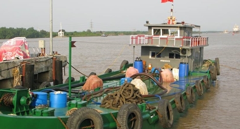 Tạm giữ tàu vận chuyển 40.000 lít xăng không giấy tờ