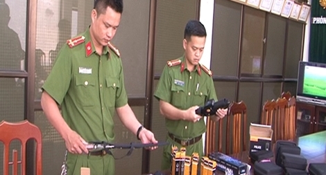 Bắt một vụ vận chuyển số lượng lớn đao kiếm, súng bắn điện