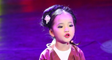 Tài năng xẩm nhí Mai Anh biểu diễn trong “Ngãi mẹ sinh thành”