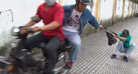 Đi mua đất, một phụ nữ bị cướp giật điện thoại Vertu và hơn 600 triệu đồng