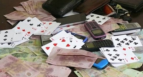 Con bạc nhảy từ tầng 3 xuống mái tôn bỏ trốn