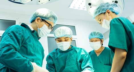 Sởn gai ốc xem BS phẫu thuật lấy dao bầu cắm xuyên não bệnh nhân