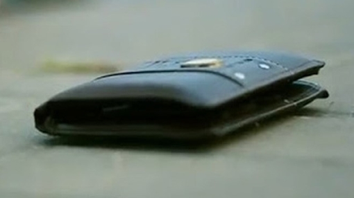 Chiến sĩ Cảnh sát bảo vệ tìm người dân để trả lại tài sản đánh rơi