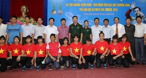 Xạ thủ Hoàng Xuân Vinh cùng vợ vinh quy bái tổ