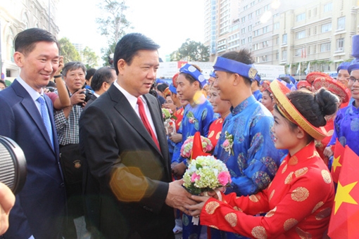 100 đôi uyên ương nhận lời chúc phúc từ Bí thư Đinh La Thăng