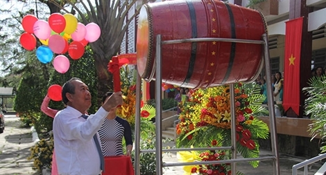 Phó Thủ tướng Trương Hòa Bình khai giảng năm học mới, thăm, tặng quà cho học sinh ở Long An