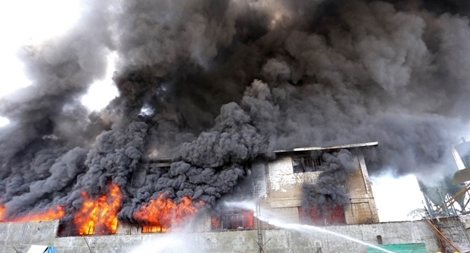 Cháy nhà máy, 65 người thương vong