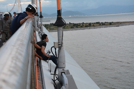 Cứu nam thanh niên định nhảy cầu tự tử