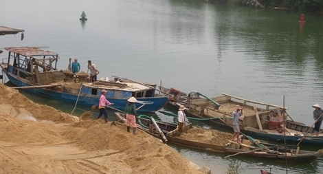 Phạt 30 triệu đồng, buộc hoàn nguyên số cát khai thác trái phép