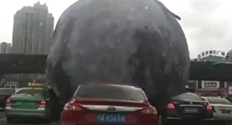 Mặt trăng giả của Trung Quốc bị bão thổi lăn trong Tết Trung Thu