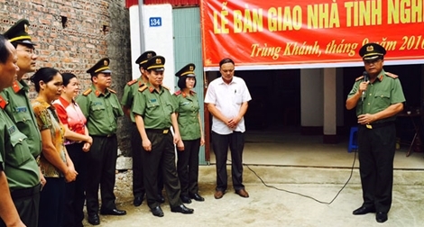 Trao tặng 2 ngôi nhà tình nghĩa cho gia đình chính sách Công an