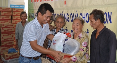 Khám bệnh miễn phí và tặng quà 300 hộ nghèo xã đảo Thạnh An