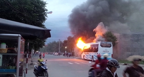 Xe khách giường nằm bị thiêu rụi trên đường