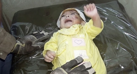 Bé một tháng tuổi thoát chết thần kỳ trong đống đổ nát bởi bom đạn ở Syria