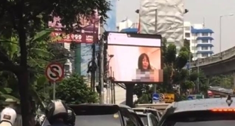 Indonesia điều tra vụ chiếu phim khiêu dâm giữa giao lộ thủ đô
