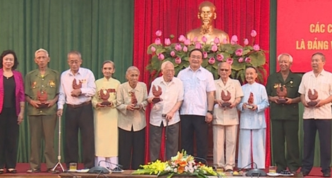 Gặp mặt các chiến sỹ cách mạng bị địch bắt tù đày