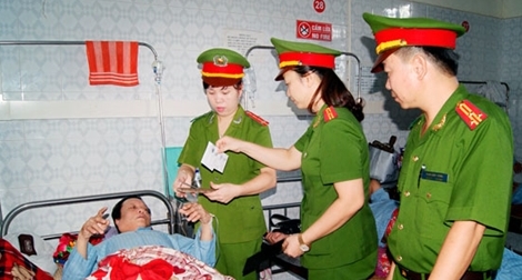 Công an Hòa Bình với “nụ cười công sở”