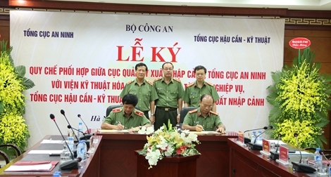 Ký Quy chế phối hợp phục vụ công tác quản lý xuất nhập cảnh