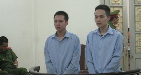 Cướp giật dây chuyền, hai tên cướp nhận án 12 năm tù