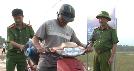 Công an tỉnh Quảng Bình dùng xe chữa cháy chở nước sạch cấp cho người dân vùng lũ