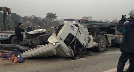 Hai xe tải chạy cùng chiều va nhau, tài xế bị tử vong trong cabin