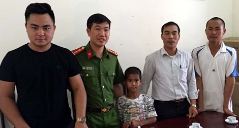 Giúp cụ ông 72 tuổi và một cháu bé bị lạc về với gia đình