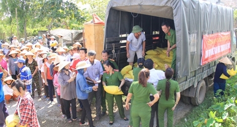 Cụm thi đua số 4, thuộc Tổng cục VIII trao quà cứu trợ tại vùng lũ Quảng Bình