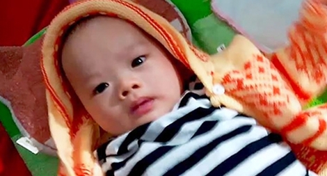 Bé trai 3 tháng tuổi kháu khỉnh bị bỏ rơi bên đường