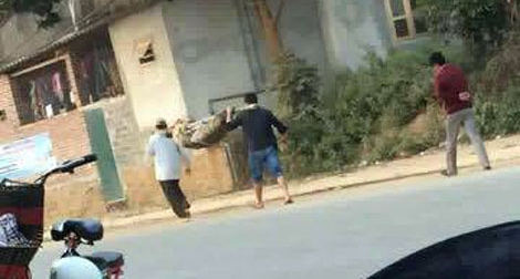 Hình ảnh khiêng xác từ bệnh viện về xôn xao cộng đồng mạng