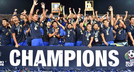 Kiatisak dâng tặng nhà vua Thái Lan chức vô địch AFF Cup