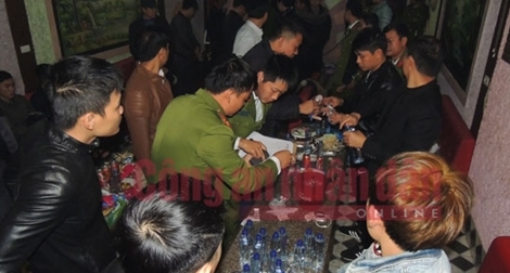 Phá tụ điểm ma túy, phát hiện 4 cô bé tuổi teen