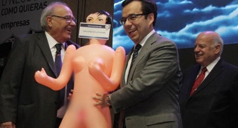 Tranh cãi vì búp bê tình dục