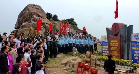 Thiêng liêng Lễ chào cờ ở điểm đến cực Đông của Tổ quốc