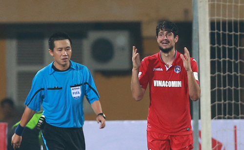 Cầu thủ Quảng Ninh kêu trời vì trọng tài từ chối phạt đền