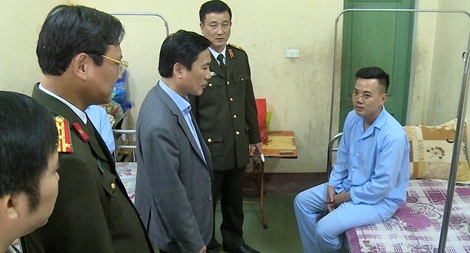 Thăm hỏi CBCS Công an bị thương trong khi làm nhiệm vụ
