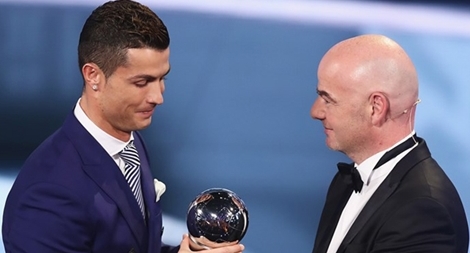 Ronaldo tiếc vì sự vắng mặt của... dàn sao Barca