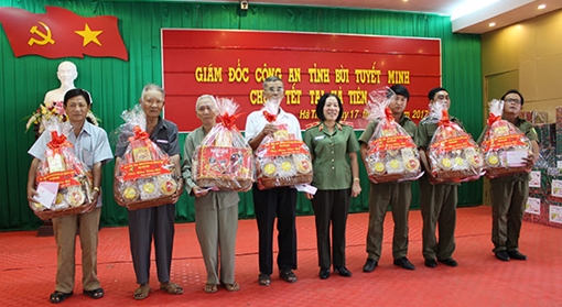 Thăm và tặng quà lực lượng vũ trang trên địa bàn thị xã Hà Tiên