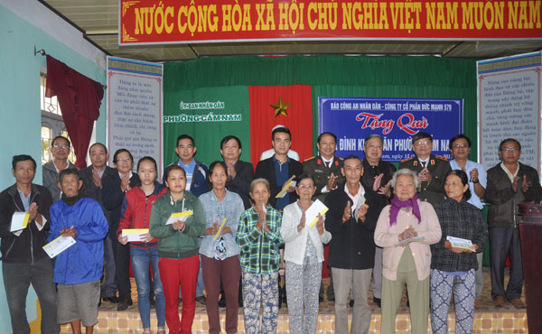 Mang hương xuân đến với đồng bào nghèo Cẩm Nam