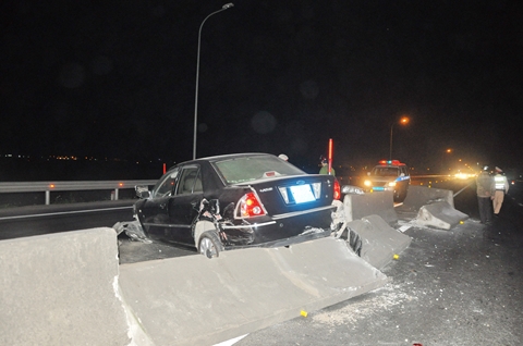 Ô tô biển xanh nát đầu sau khi đâm dải phân cách