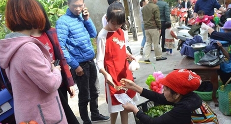 Đầu xuân đi chợ không mặc cả