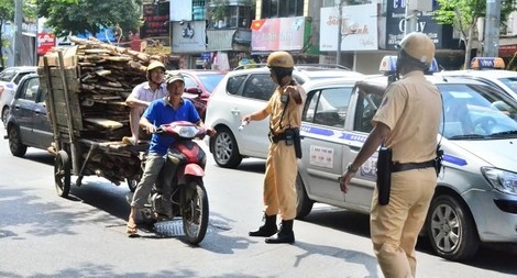 Thu hồi xe quá hạn: Không thể lấy lý do  "cần câu cơm" để  biện minh