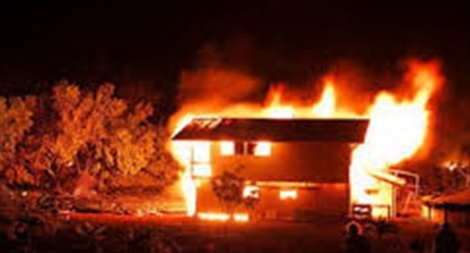 Ghen tuông, vợ tẩm xăng đốt chết chồng rồi nhảy sông tự tử