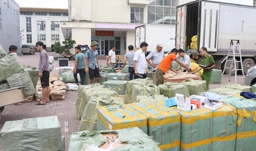 Bắt giữ xe tải chở số lượng lớn hàng Trung Quốc lậu 