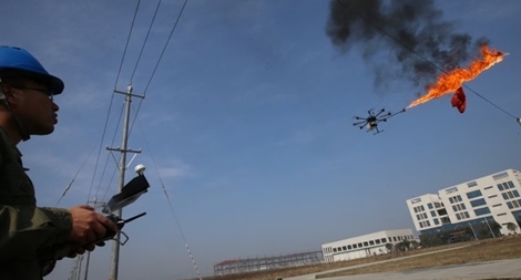 Dùng "lửa" bảo trì đường dây điện