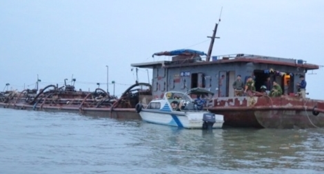 Bắt giữ một loạt tàu khai thác cát trái phép tại khu vực cửa sông Văn Úc