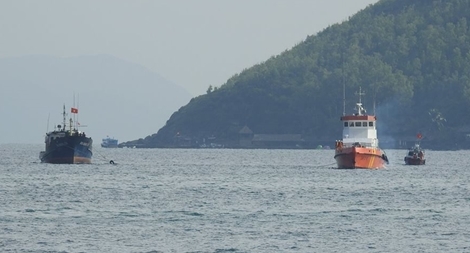 Khen thưởng cá nhân và tập thể tàu SAR 27-01