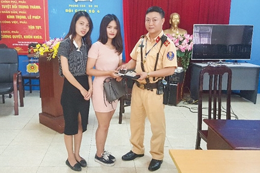Cảnh sát giao thông trao tài sản cho người dân